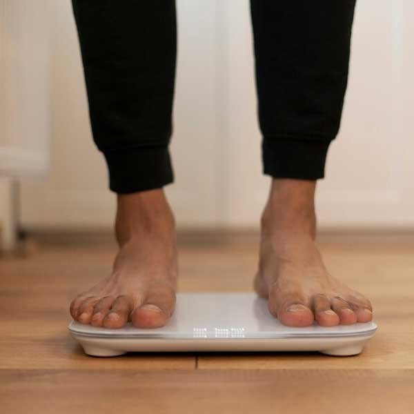 pied sur une balance